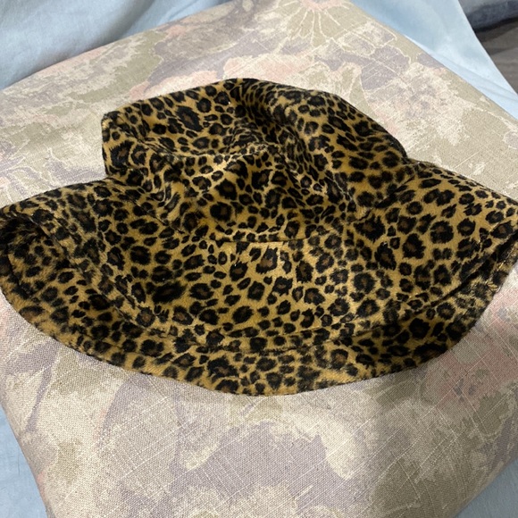Fuzzy leopard print bucket hat - Picture 6 of 8